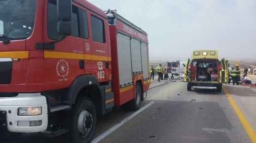 إصابات متفاوتة بينها بالغة الخطورة في حادث طرق بين حافلة وسيارة