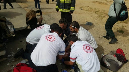 إصابات متفاوتة بينها بالغة الخطورة في حادث طرق بين حافلة وسيارة