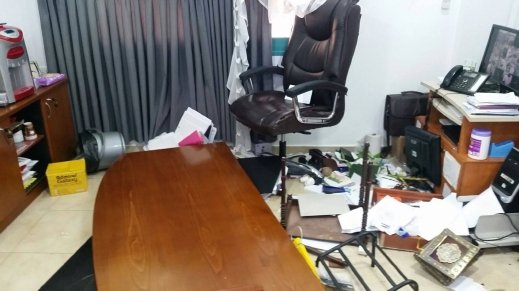شاب يعتدي على طبيب في عيادة ويلحق اضرارا بالمعدات الطبية