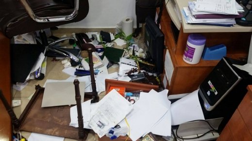 شاب يعتدي على طبيب في عيادة ويلحق اضرارا بالمعدات الطبية