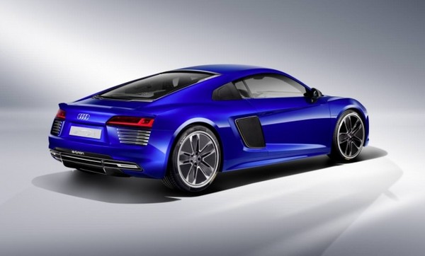 تعرف على اودي ار 8 اي ترون ذاتية القيادة