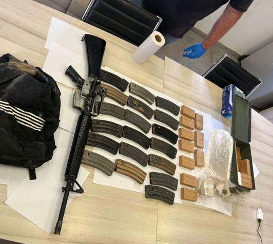 ضبط 27 قطعة سلاح وذخيرة وعشرات الكيلوغرامات من المخدرات في النقب