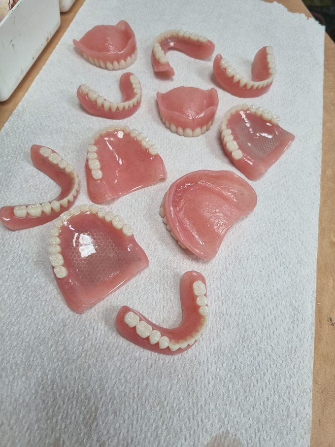 صناعة كافة أطقم الأسنان