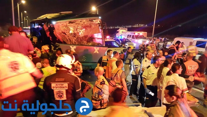 15 اصابة بين قتيل وجريح في حادث طرق بين حافلة وشاحنة