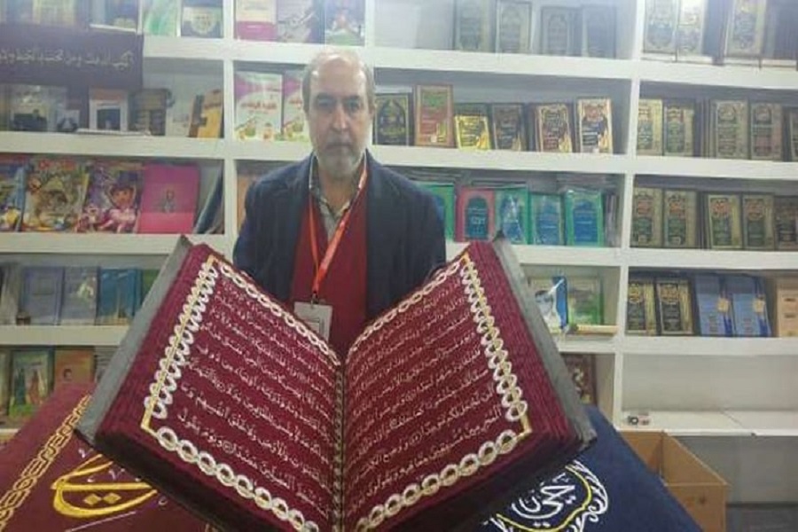 أول مصحف يكتب بالخيط والإبرة في العالم استغرق 12 عامًا