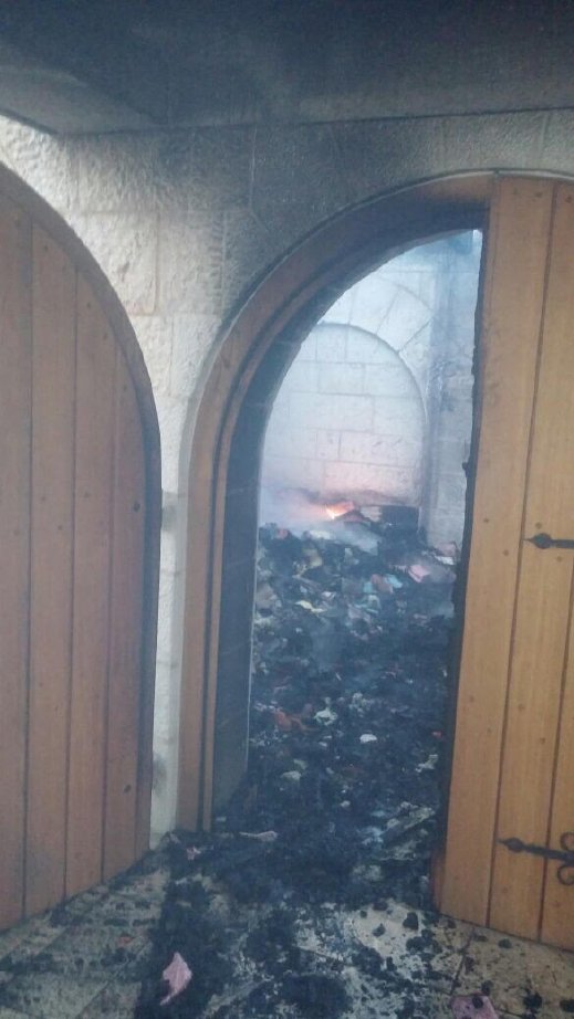 حريق متعمد في كنيسة ’الطابغة‘ وعبارات باللغة العبرية
