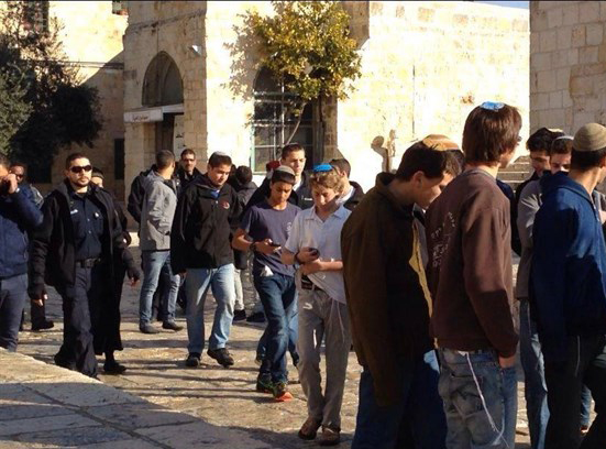 عشرات المستوطنين وجنود حرس الحدود يقتحمون الأقصى