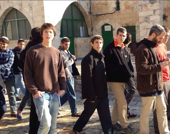 عشرات المستوطنين وجنود حرس الحدود يقتحمون الأقصى