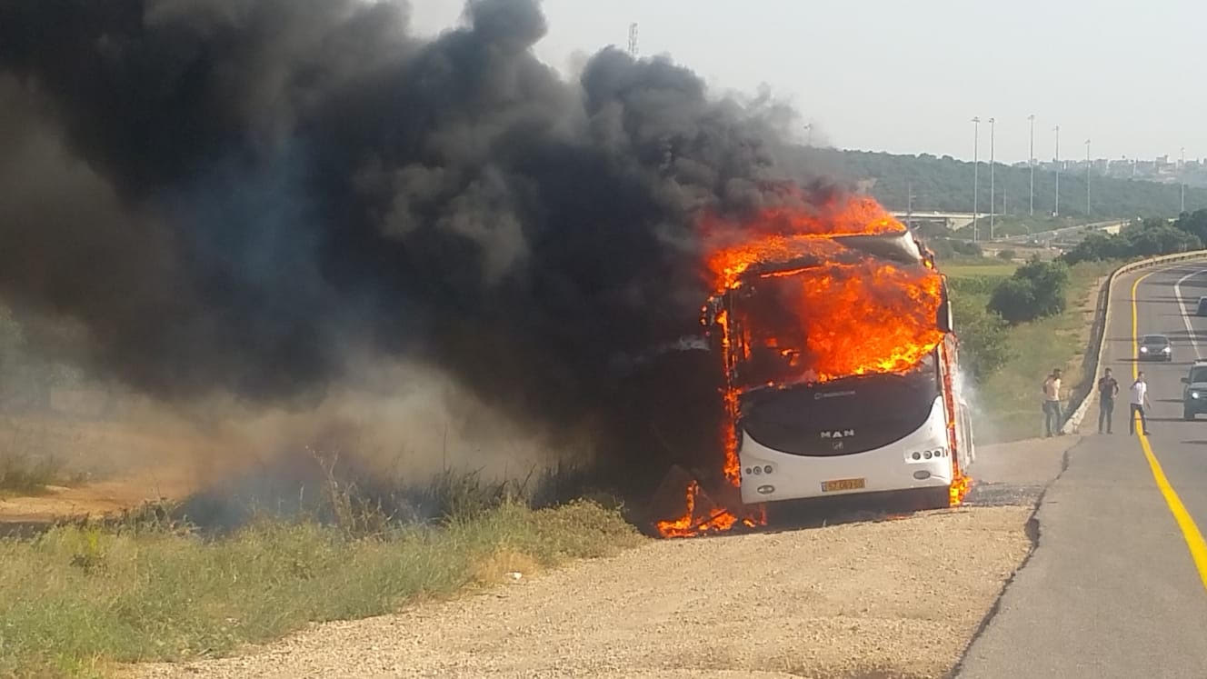 اندلاع حافلة ركاب عند مفترق هموفيل شمالي البلاد