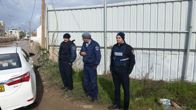 قوات كبيرة من الشرطة تطوق منزل ابراهيم زبارقة 