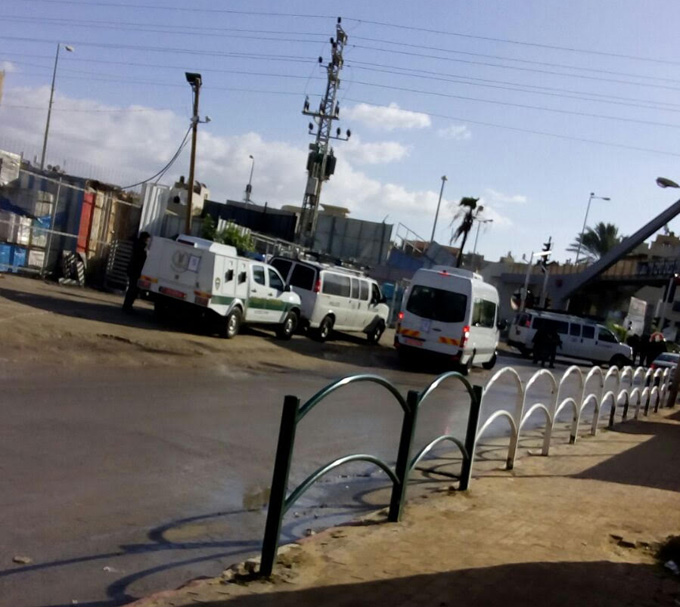 قوات كبيرة من الشرطة تطوق منزل ابراهيم زبارقة 