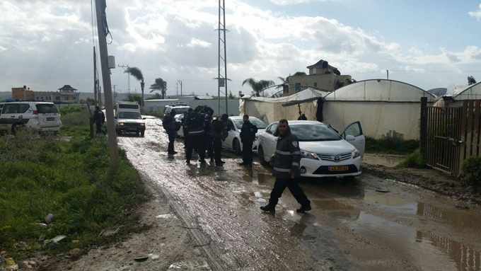 قوات كبيرة من الشرطة تطوق منزل ابراهيم زبارقة 