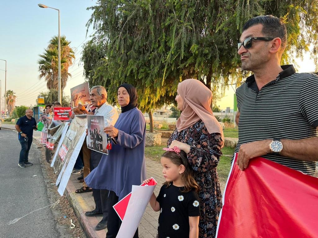 العشرات يشاركون في وقفه احتجاجيه تنديدًا بالعدوان على غزة في الطيبة