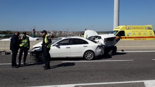 إصابة 3 أشخاص بينهم مسنة بحالة حرجة بحادث طرق