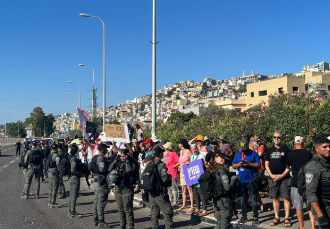 اعتداءات ومصادرة العلم الفلسطيني في مظاهرة الفريديس