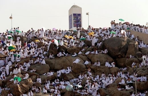 حجاج بيت الله الحرام ينفرون من أداء ركن الحج الأعظم عرفة إلى مزدلفة