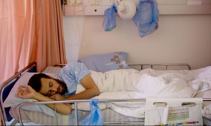 القيق يواصل الإضراب ويرفض العلاج 