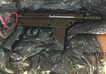 ضبط اسلحة خلال مداهنة الشرطة لأحد المنازل