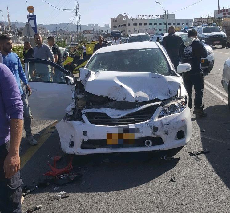 إصابة خطيرة لشاب في حادث طرق بين تراكتورون وسيارة
