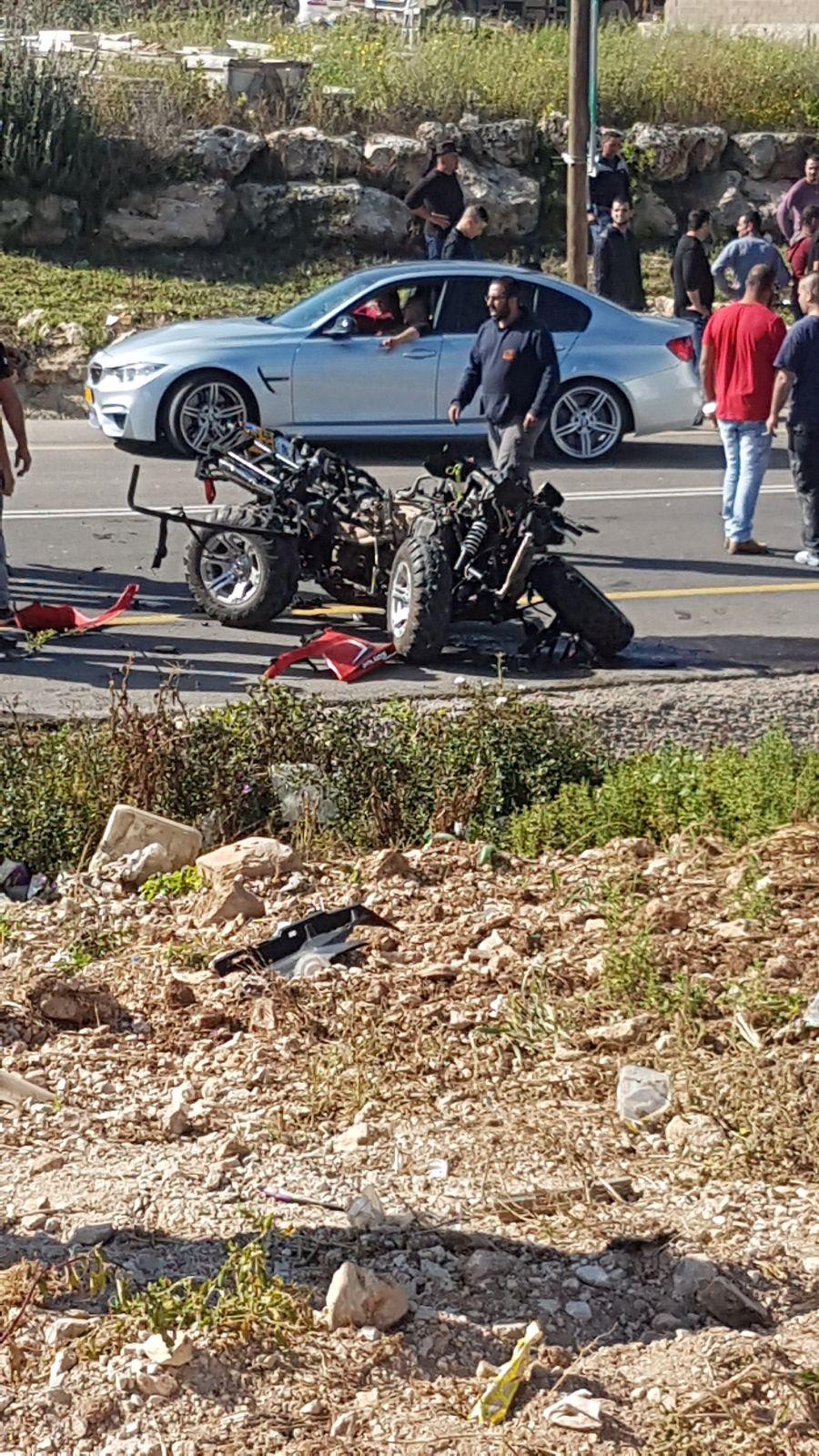 إصابة خطيرة لشاب في حادث طرق بين تراكتورون وسيارة
