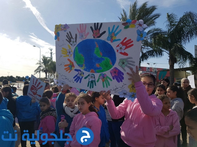 مدارس جلجولية تخرج بمسيرة ضد العنف 