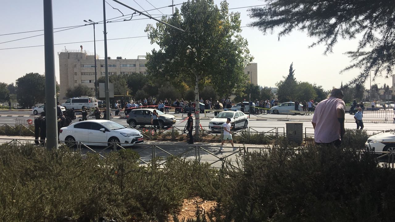 مقتل شرطي وسيدة بحادث اطلاق نار في القدس