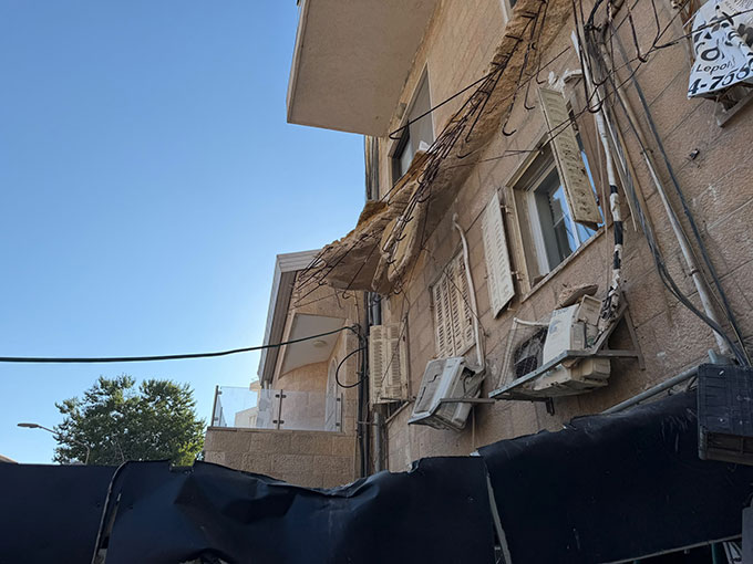 مصرع مسن وعدة إصابات جراء انهيار شرفة فوق محل تجاري في القدس