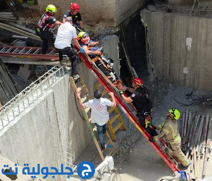 إصابة عامل بجراح خطيرة بعد سقوطه في حفرة بورشة بناء في الطيبة