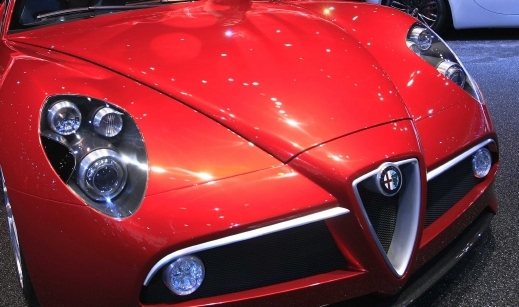 Alfa C8 الرياضية بلونها الأحمر لمحبي السيارات