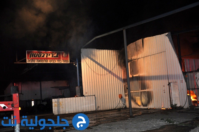قلنسوة: إندلاع حريق هائل في محل للإطارات دون وقوع إصابات