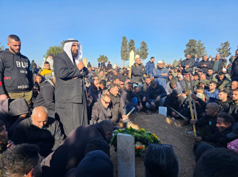 آلالاف من أهالي رهط يشيعون جثمان يوسف زيادنة