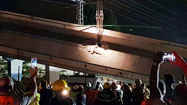 رفع الجسر المنهار في منطقة تل ابيب واقرار وفاة سائق الشاحنة