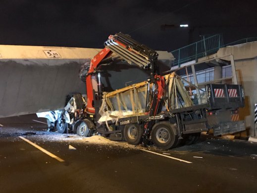 رفع الجسر المنهار في منطقة تل ابيب واقرار وفاة سائق الشاحنة