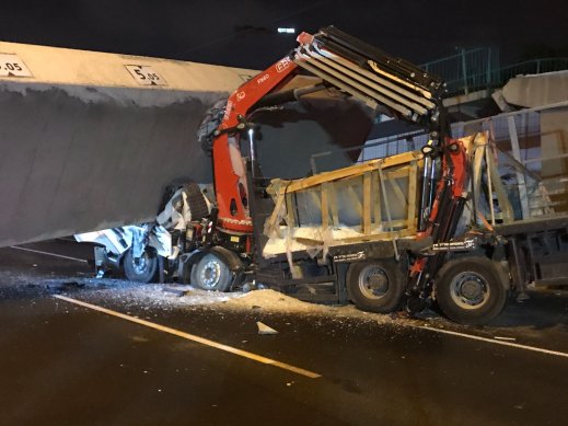 رفع الجسر المنهار في منطقة تل ابيب واقرار وفاة سائق الشاحنة