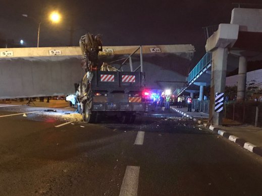 رفع الجسر المنهار في منطقة تل ابيب واقرار وفاة سائق الشاحنة