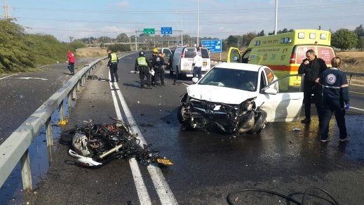 اصابة خطيرة لسائق دراجة نارية في حادث طرق