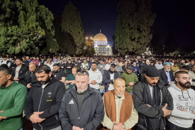 100 ألف مصل يؤدون العشاء والتراويح في المسجد الأقصى
