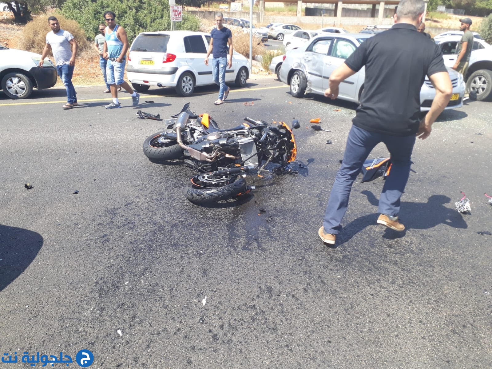 اصابة سائق دراجة نارية بجراح خطيرة في حادث طرق