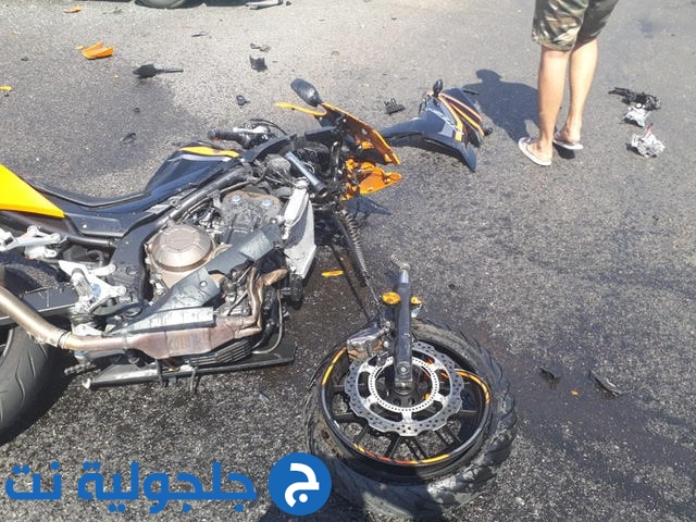 اصابة سائق دراجة نارية بجراح خطيرة في حادث طرق