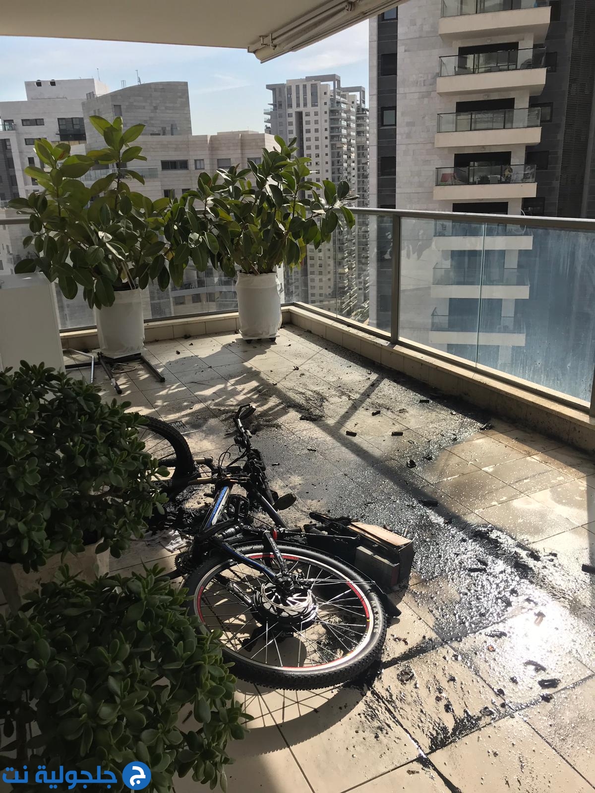 اندلاع نيران بدراجة كهربائية في شقة سكنية في مدينة بيتح تكفا
