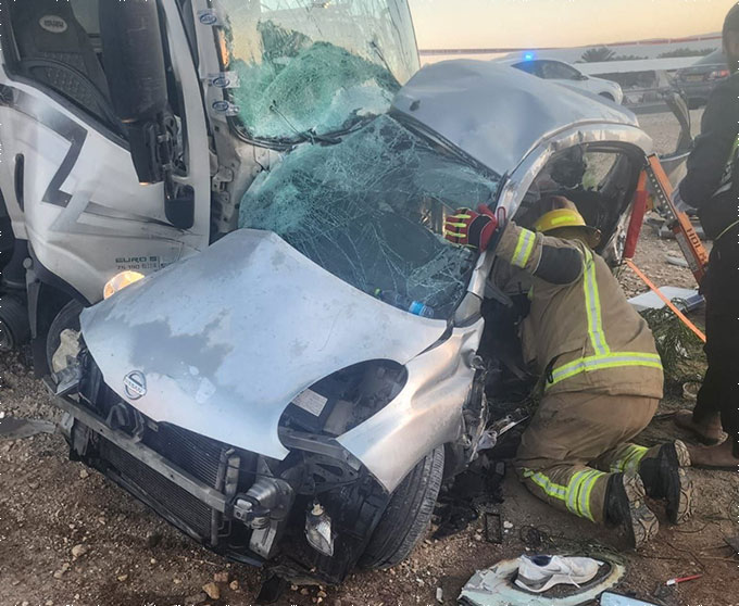 مصرع رجل وامرأة بحادث طرق بين سيارة وشاحنة على شارع 1 