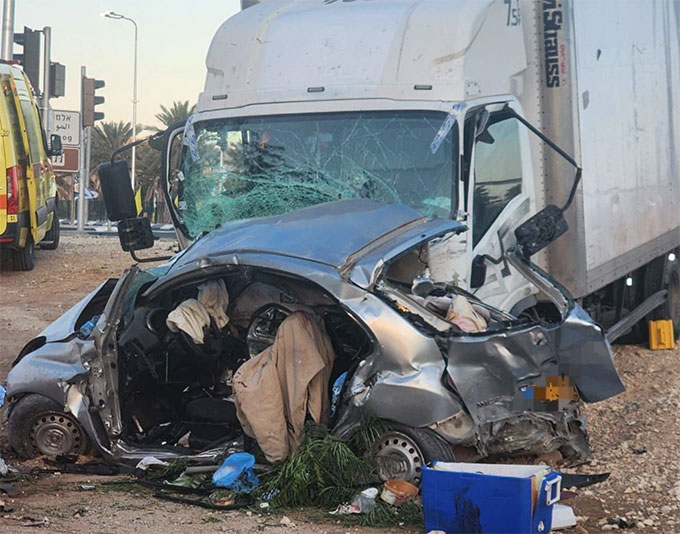 مصرع رجل وامرأة بحادث طرق بين سيارة وشاحنة على شارع 1 