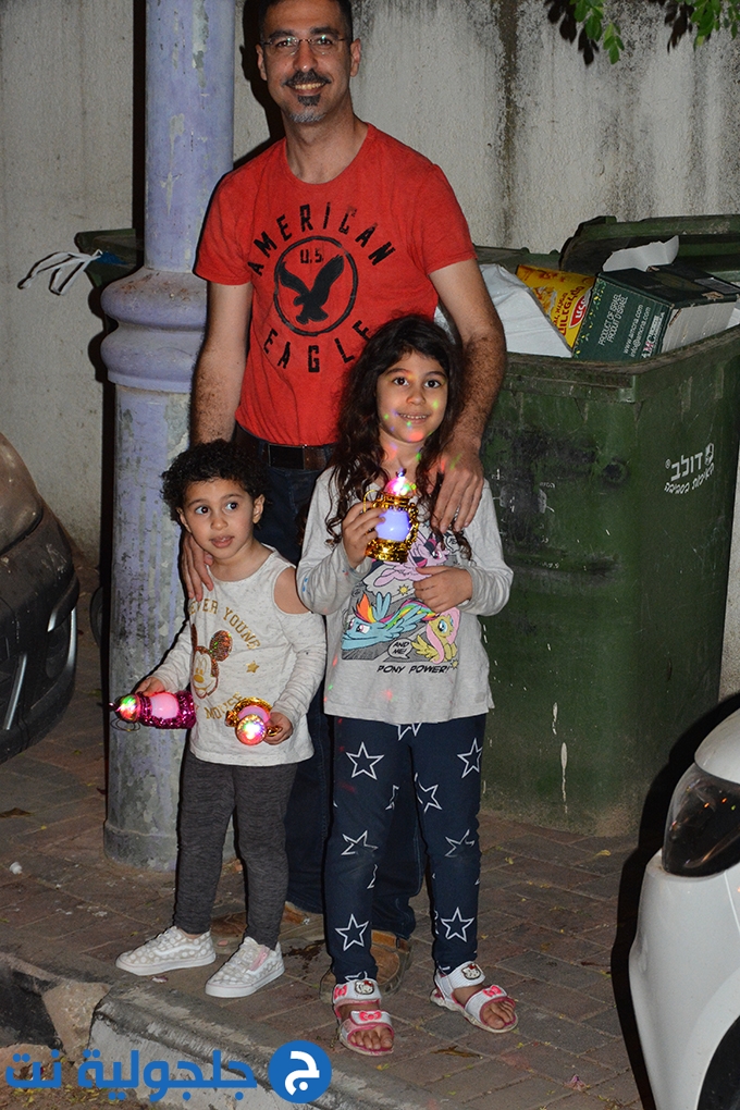 اطفال جلجولية يستقلبون شهر رمضان بالفوانيس 