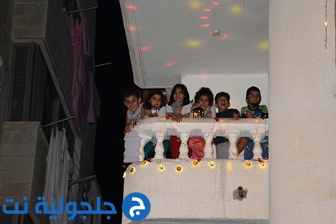 اطفال جلجولية يستقلبون شهر رمضان بالفوانيس 