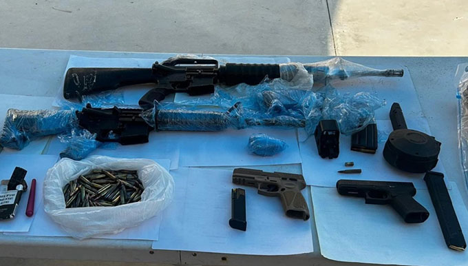 ضبط أسلحة داخل صالون حلاقة في الناصرة واعتقال مشتبهين