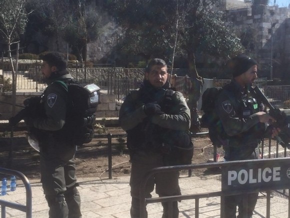 إعتقال فتاة بشبهة محاولة تنفيذ عملية طعن بالقرب من باب العامود