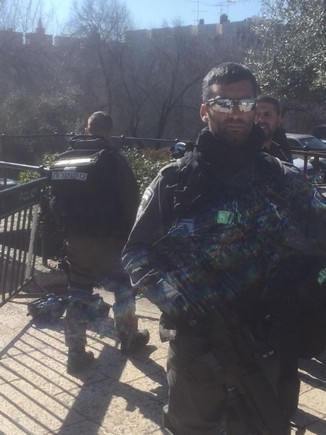 إعتقال فتاة بشبهة محاولة تنفيذ عملية طعن بالقرب من باب العامود