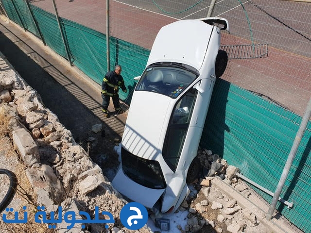 انقلاب سيارة نحو منحدر بارتفاع 4 امتار في حيفا