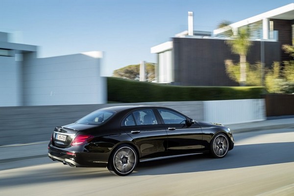 مرسيدس AMG E43 4Matic تكشف عن نفسها وتعلن عن قوتها