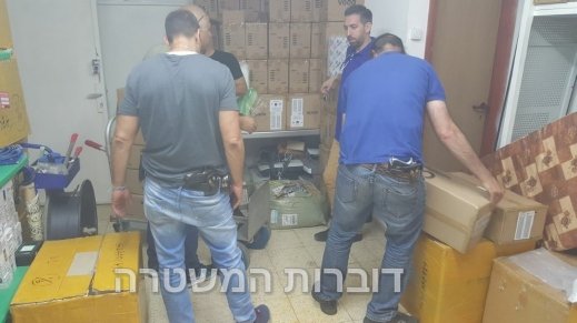 ضبط 8 آلاف جهاز هاتف نقال مزيف واعتقال مشتبهين